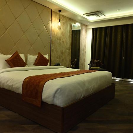 The Triumph Hotel Варанасі Екстер'єр фото