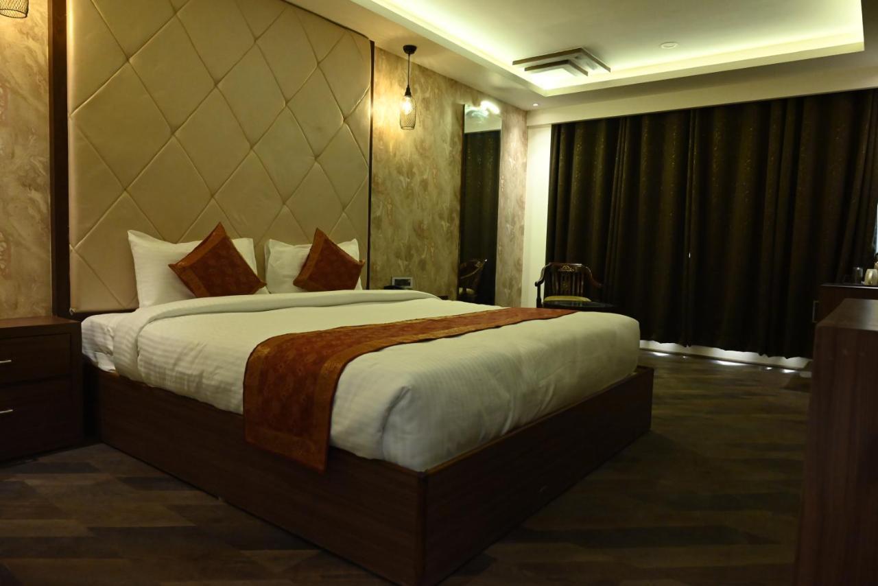 The Triumph Hotel Варанасі Екстер'єр фото